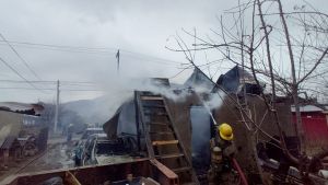 Video | Feroz incendio en una casa de Bariloche: la dueña se despertó y alertó a su hijo por el fuego