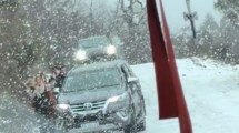 Imagen de Atrapados en la nieve: tomó en video una ola de despistes en una subida de Bariloche y se viralizó