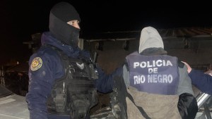 Intentaron entrar a robar en Bariloche y los atraparon: tenían droga, un arma y un chaleco policial
