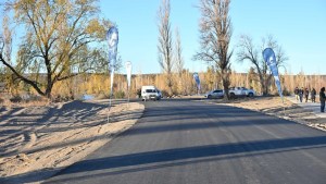 Neuquén capital suma un acceso clave al Paseo de la Costa: «Se terminó el polvo», celebraron el asfalto