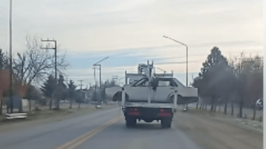 Video | ¡Peligro en Ruta 40! Sin medidas de seguridad, así trasladaban un auto en Junín de los Andes