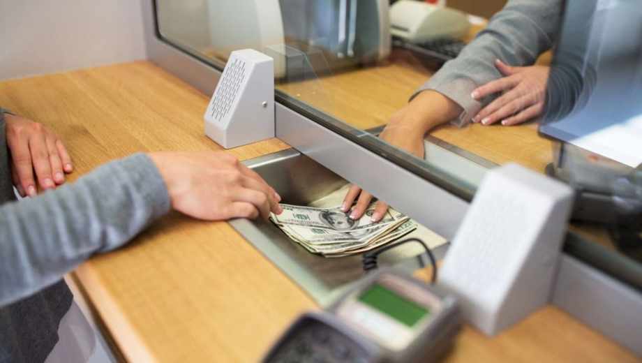 Atención en bancos.-