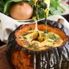 Imagen de El frío nos tienta a preparar un zapallo relleno al horno con queso gratinado
