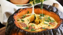 Imagen de Zapallo relleno al horno con queso gratinado ideal para un día frío