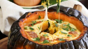 Zapallo relleno al horno con queso gratinado ideal para un día frío