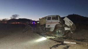 Grave vuelco en Choele Choel: llevaba arena a Vaca Muerta y se quedó sin frenos en una pendiente de la Ruta 22