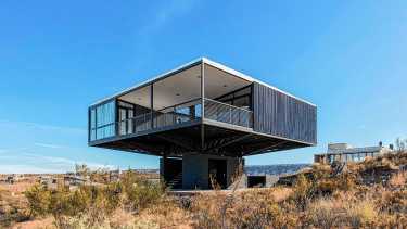 La casa en el aire asombra en El Chocón: cuatro columnas la elevan tres metros y tiene las mejores vistas al lago