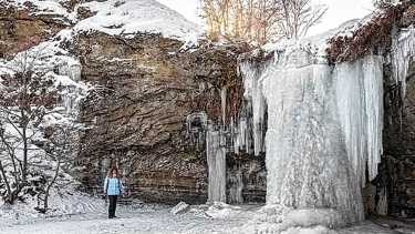 En fotos | Se congeló la emblemática cascada de Río Turbio en medio de la ola polar y dejó maravillosas postales