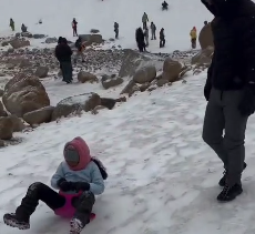 Los turistas no toman en cuenta los carteles que advierten sobre su prohibición. Foto: captura de video