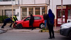 Fuerte choque entre dos autos cerca de la Ruta 22, en Neuquén: «Inexplicable» que un auto no se incrustó en un comercio