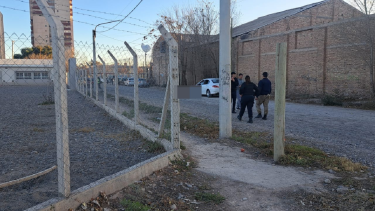 Mataron a un hombre en la puerta de una escuela en Cinco Saltos: "Se escucharon varios disparos" 