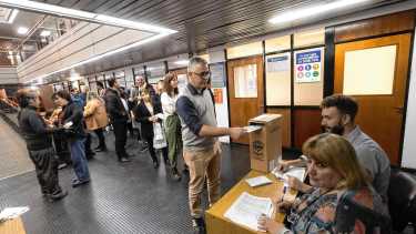 Los trabajadores judiciales votan en distintas mesas instaladas en las circunscripciones de Río Negro. Foto: Pablo Leguizamon