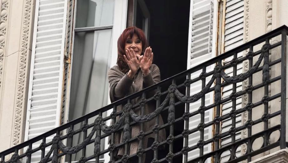 Desde la prisión domiciliaria la expresidenta Cristina Kirchner apuntó contra Javier Milei por las presuntas coimas. (Gentileza)