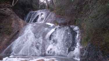 Asombroso: por el frío extremo se congeló la Cascada Los Duendes al oeste de Bariloche