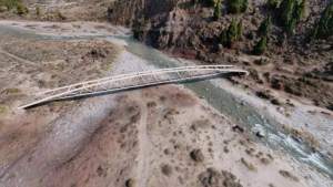 Licitan un histórico puente peatonal sobre el río Cuyín Manzano en la cordillera de Neuquén