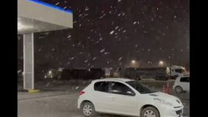 ¿Un aviso para el Alto Valle?: la nieve dejó la cordillera y sorprendió en la costa de la Patagonia