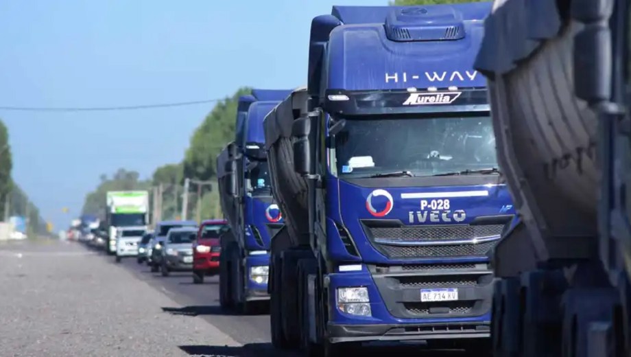 Camiones de NRG por la Ruta 22 en Cipolletti. 
