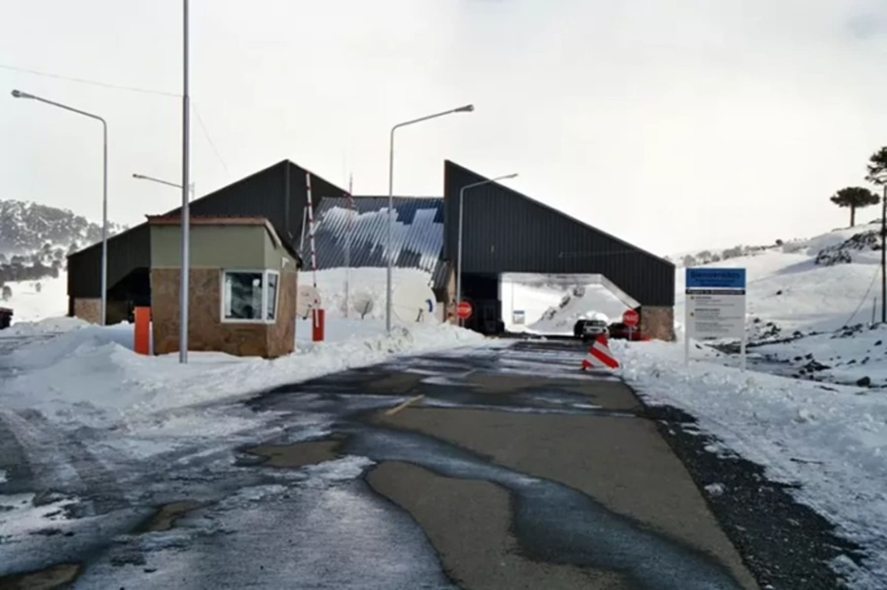 Más de mil camiones varados por temporal de nieve en pasos a Chile