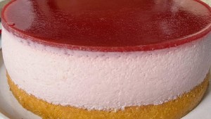 Tarta de yogur y frutillas, un postre que te va a volar la peluca