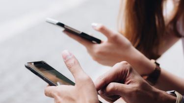 Muchos adolescentes se vuelven consumidores pasivos de redes, lo que agrava el sentimiento de distancia con los modelos de éxito que observan.