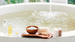 El ritual de baño con sal gruesa que ayuda a relajar músculos y mente en 20 minutos