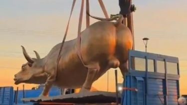 Añelo tiene su toro de Wall Street, la réplica que llegó a Vaca Muerta