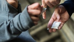 Imputado por vender droga desde su casa en Neuquén: detectaron 99 operaciones y quedó en prisión domiciliaria