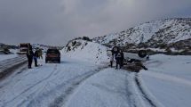 Imagen de Caos en la Ruta 40 y la Ruta 22: por la nieve y el hielo, volcó una camioneta en Neuquén y despistó un camión en Río Negro