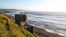 Imagen de Dos minicabañas de madera maravillan en la costa de Chile