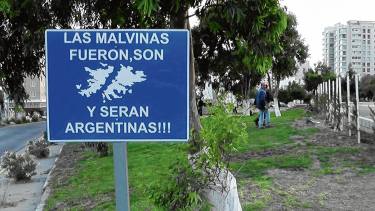 Gran Bretaña se ha debilitado mucho, y es obvio para todos. Ahora es el mejor periodo para que Argentina y España empiecen a reclamar sus derechos sobre las Malvinas y Gibraltar con renovado vigor.