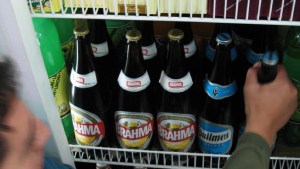 Robaban cajones de cerveza en un supermercado de Viedma y escaparon corriendo: uno fue capturado