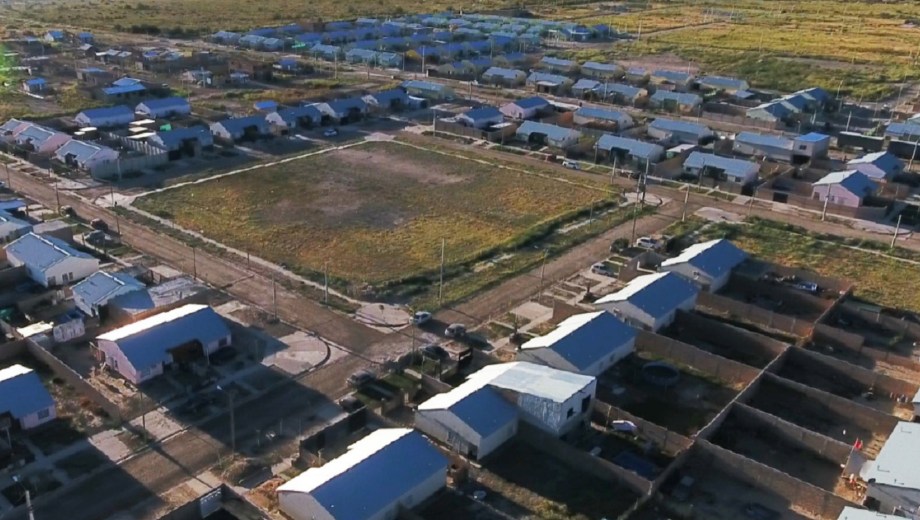 Se concretó la entrega de 133 lotes en Cipolletti a tres cooperativas. (Foto: Gentileza)