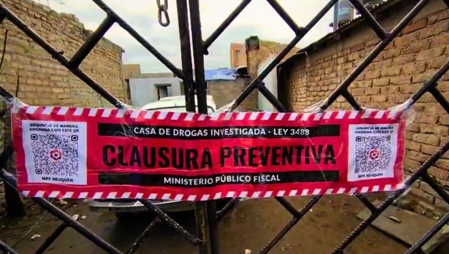 El procedimiento policial fue ordenado tras una investigación por robos en Centenario y derivó en una causa por narcotráfico.
