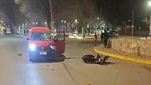 Accidente grave en Allen: un motociclista de 60 años lucha por su vida en terapia intensiva