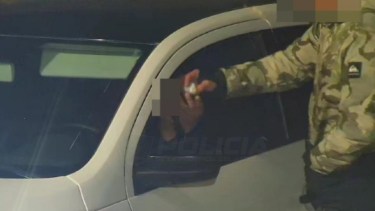 El operativo se realizó en Avenida Roca y Godoy, donde un domo detectó el movimiento sospechoso del conductor.
