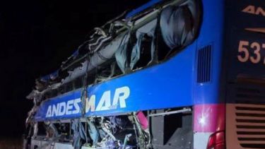 Murieron cuatro personas en el brutal choque de Ruta 3 entre un colectivo y un camión en Río Gallegos