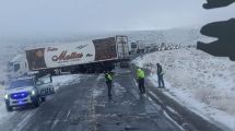 Imagen de Tránsito normalizado sobre la Ruta 40 de Neuquén este lunes: un camión había quedado cruzado por la nieve