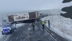 Tránsito normalizado sobre la Ruta 40 de Neuquén este lunes: un camión había quedado cruzado por la nieve