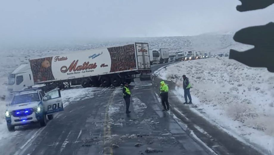 El camión quedó cruzado sobre la traza tras un despiste.