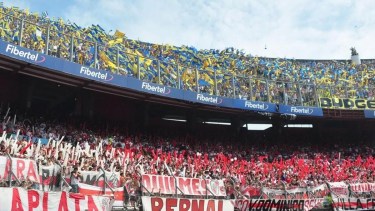 El fútbol argentino volverá a tener hinchadas visitantes.