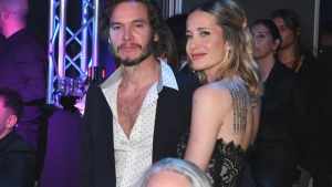 Tensión en los Martín Fierro: Julieta Prandi y Emanuel Ortega llegaron tarde y encontraron sus lugares ocupados