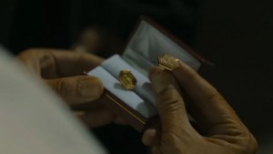 Menem y el mito del dinero libio: la escena de los gemelos en la serie y la verdad según Wikileaks