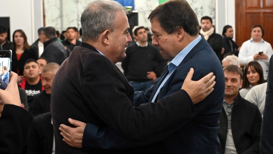 El afectuoso abrazo entre Weretilneck y Pesatti. El contacto personal, afectado también por la presente crisis política. Foto: Marcelo Ochoa/Archivo