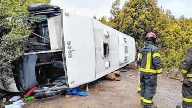 Vuelco de un colectivo en Traful. Foto: gentileza.