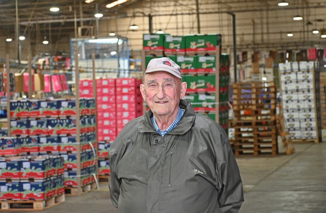 "Chiche" Brevi en su galpón de empaque de frutas. Foto: Florencia Salto.