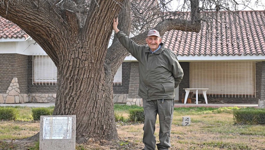 "Chiche" Brevi y su peral de 112 años. Foto: Florencia Salto.