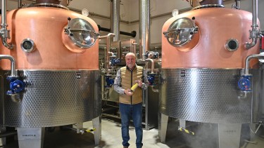 La destilería que produce aguardiente de peras Williams en Río Negro para exportarlo a Europa