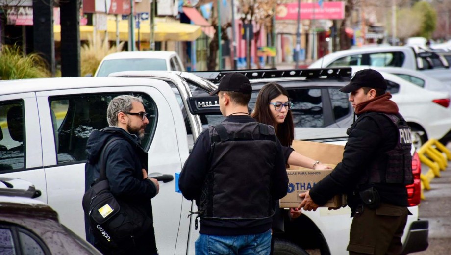 La fiscal María Celeste Benatti durante el procedimiento en Allen.