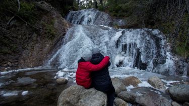 Los turistas anonadados con la Cascada de los Duendes, al oeste de Bariloche, congelada. Foto: Marcelo Martínez