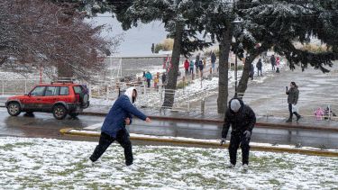 «La nevada del este» llegó a Bariloche: cubre una superficie más extensa, trae temperaturas bajas y hielo